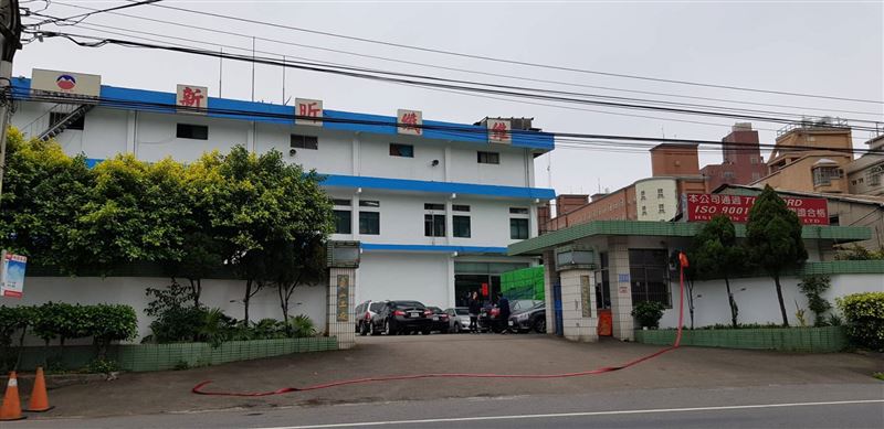 新昕纖今（24）日晚間6點半召開重大訊息記者會，說明桃園龜山廠啟動大量解僱程序，引發產業震撼。（圖／翻攝自新昕纖維股份有限公司）