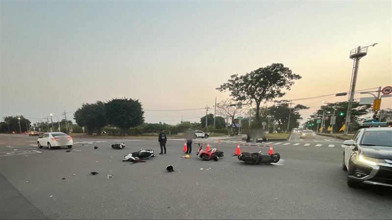 當時路上來車不多，否則曾男恐不只造成4人受傷。（圖／翻攝畫面）