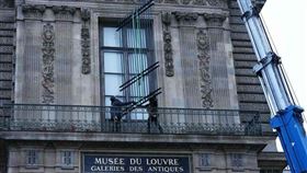 羅浮宮王室珠寶遭竊後，展廳窗戶加裝鐵欄杆。（圖／翻攝自X平台@PeninsulaQatar）