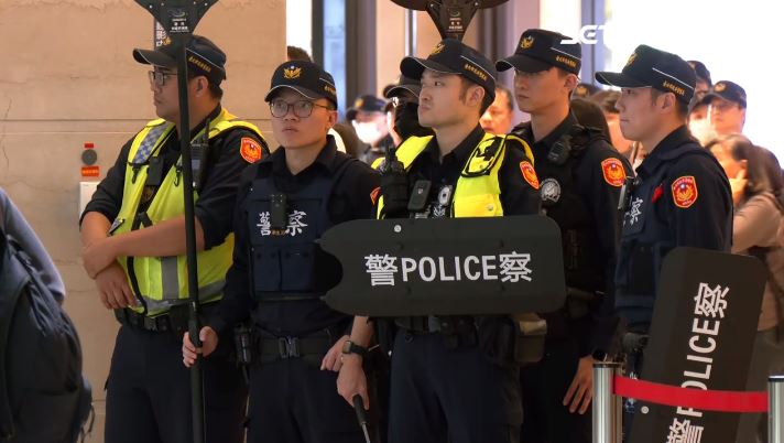 警察手持武器與盾牌。（圖／翻攝畫面）