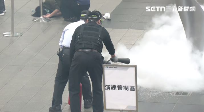 演練行動中，特別加入此次張文事件中出現的煙霧彈攻擊。（圖／翻攝畫面）