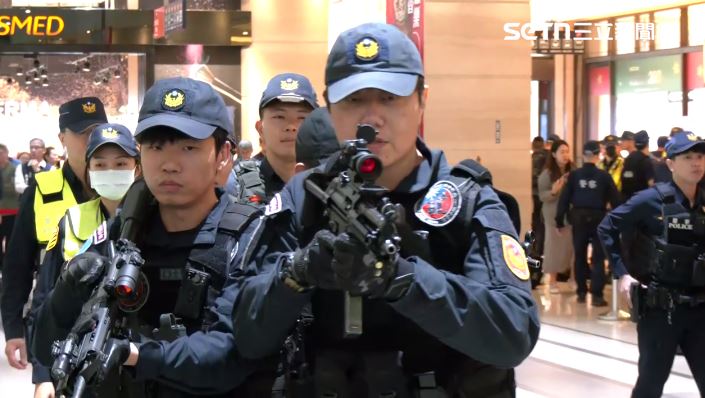 特勤人員荷槍實彈演練。（圖／翻攝畫面）