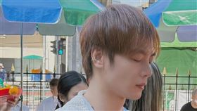 古曜威拜四面佛。（圖／經紀公司提供）