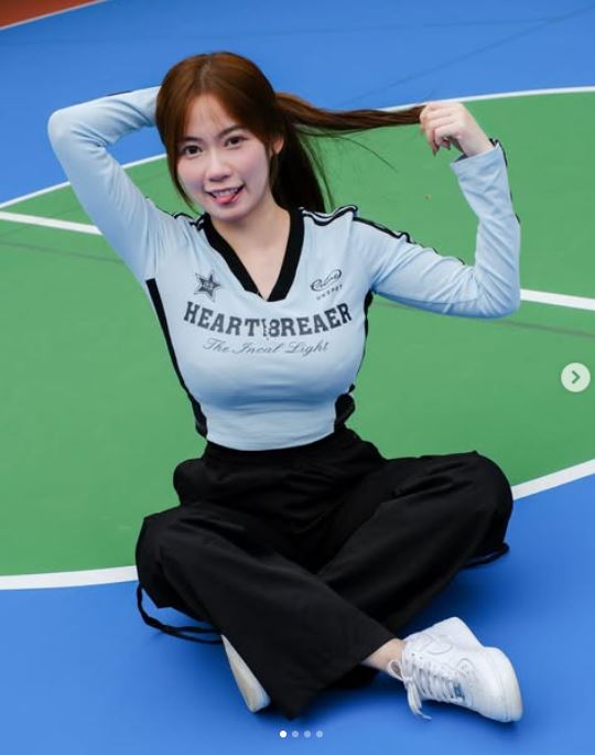 黃婧靈因「紅毯超低胸爆乳裝」惹議。（圖／翻攝自IG @krysellawong）