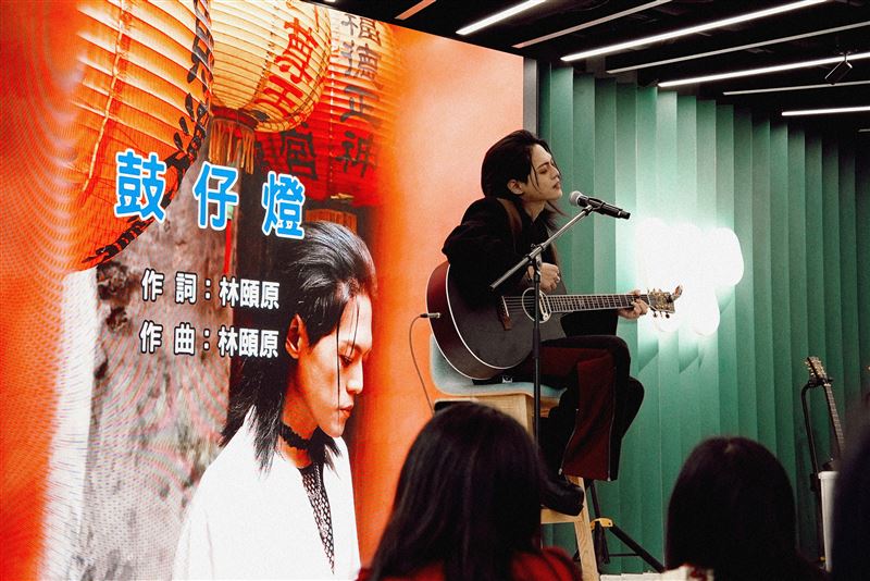 林頤原分享創作背後的故事。（圖／華納音樂提供）