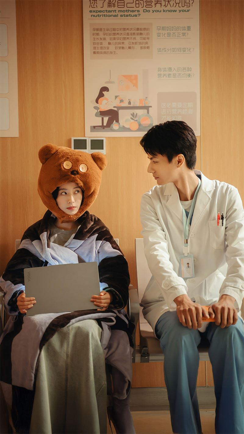 周雨彤與劉暢飾演的的婦產科醫生「徐文斌」搞曖昧。（圖／中天娛樂台提供）