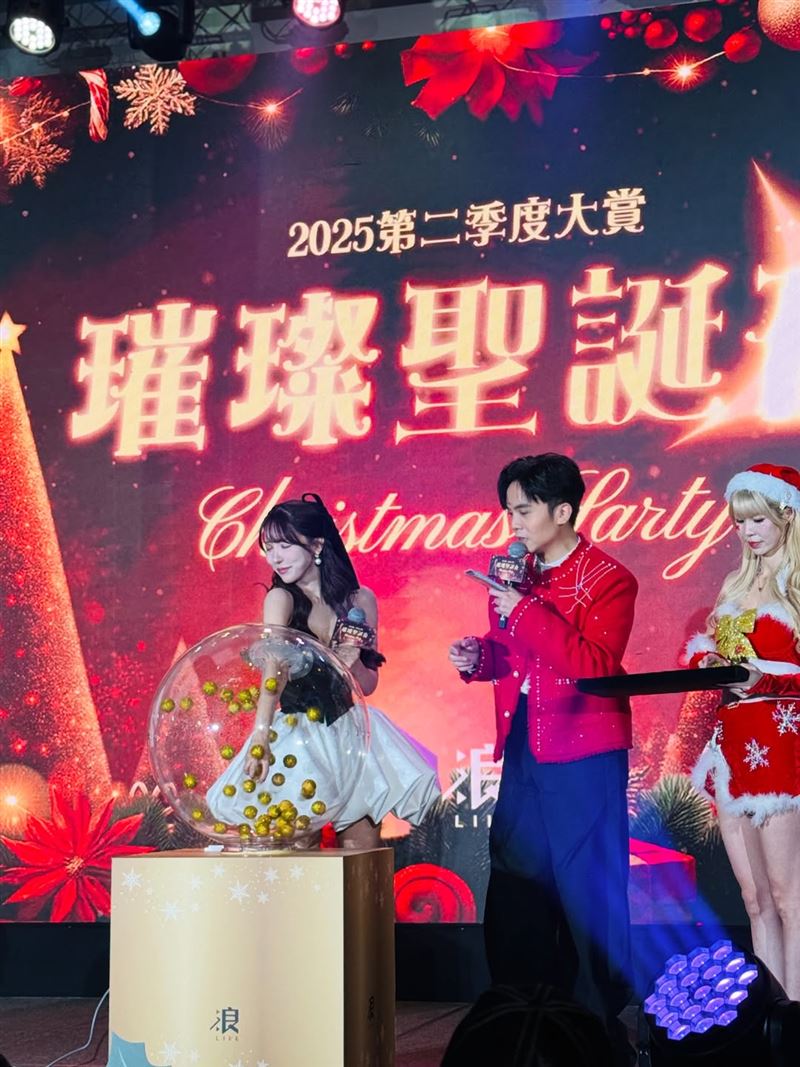 三上悠亞不僅加入台灣啦啦隊更正式殺入年末尾牙活動戰局。（圖／翻攝自IG @smaljohn）