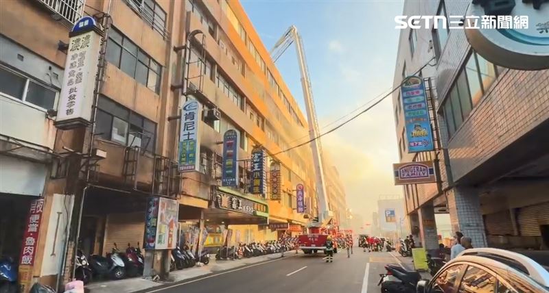 苗栗市中山路一處商辦大樓發生嚴重火警，一名女子受困屋內，被救出時已無生命跡象。（圖／翻攝畫面）