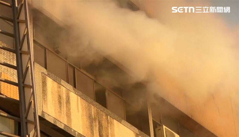苗栗市中山路一處商辦大樓發生嚴重火警，一名女子受困屋內，被救出時已無生命跡象。（圖／翻攝畫面）