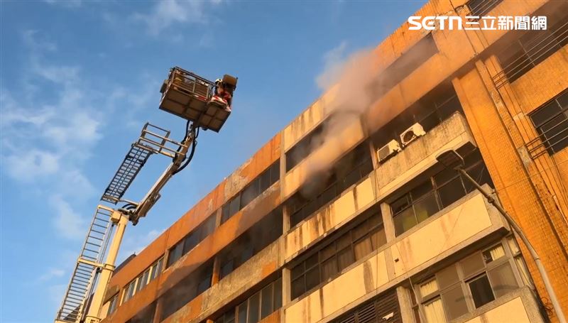 警消出動雲梯車救援，在頂樓救出3位受困民眾。（圖／翻攝畫面）