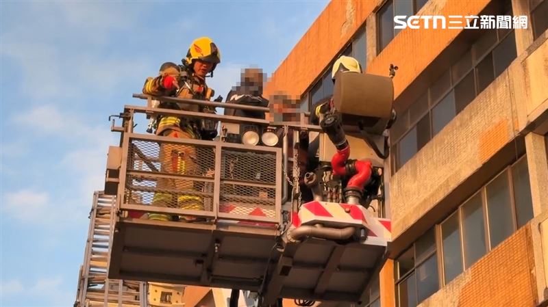 警消出動雲梯車救援，在頂樓救出3位受困民眾。（圖／翻攝畫面）
