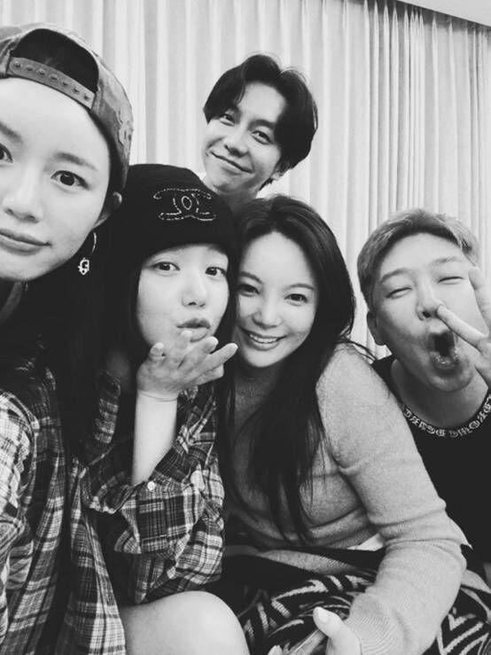 MC夢（右一）與車佳媛（前排右二）已經分手。（圖／翻攝自韓網）