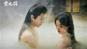 《雲之羽》丞磊（左）與盧昱曉共浴的名場面，讓人看得臉紅心跳。（圖／東森提供）