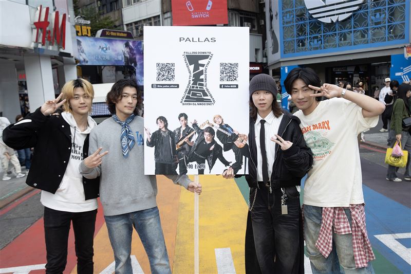 「帕拉斯PALLAS」由小葵（左起）、FAMA、大寶、漢堡組成。（圖／迷音樂提供）