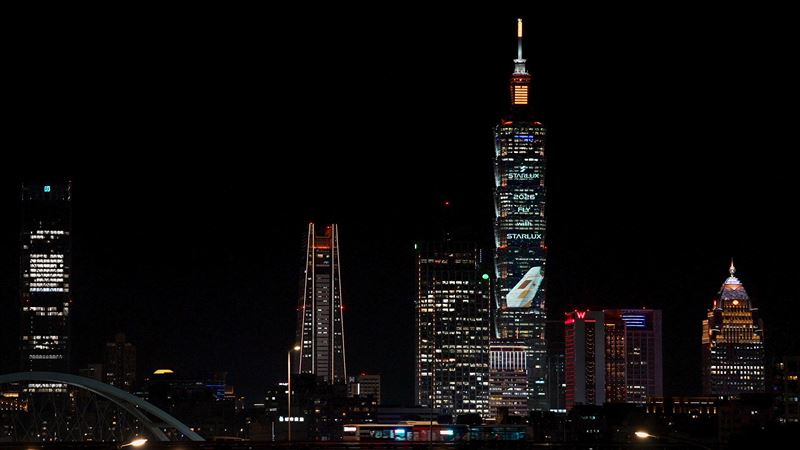 星宇航空邀請民眾預測星宇航空第一個歐洲航點，只要在官方社群指定貼文下方留言答案，並上傳12月31日當天拍攝到的台北101光雕畫面，即有機會抽中該航線首航經濟艙單人來回機票。(圖／星宇航空提供）