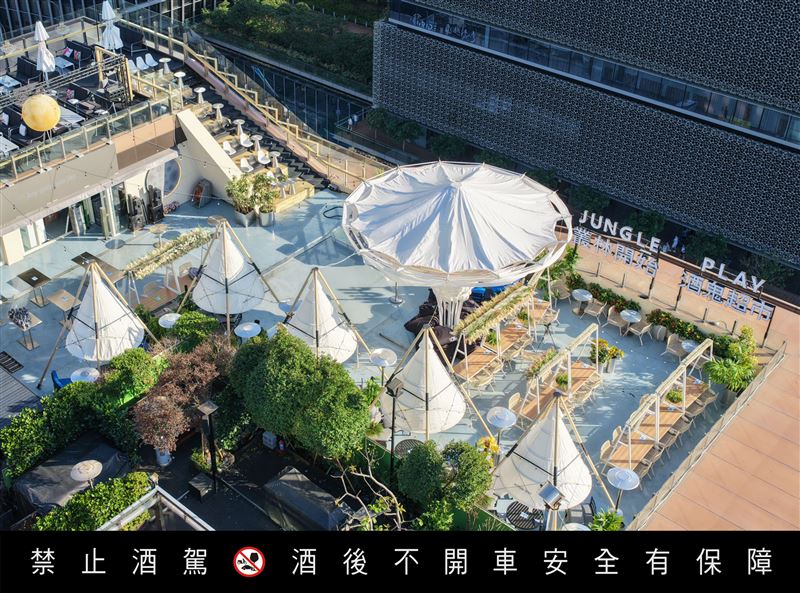 「叢林開始酒鬼超市JUNGLE PLAY TAIPEI」將懶人露營概念搬進城市，戶外場域以燈籠帳篷、燈串及搖椅等，打造自在愜意氛圍。（圖／品牌業者提供）