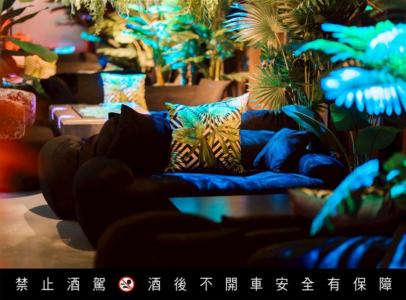 室內空間打造叢林風格休憩區，將摩登都會的時尚氣息與自然野趣的放鬆氛圍完美融合。（圖／品牌業者提供）