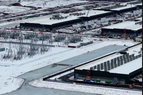 數據中心。《紐時》分析，美國的軍事武器，以及AI產業的關鍵、數據中心，都仰賴中國電池供應，成為一大弱點。（圖／翻攝自X平台 @TheMarcitect）