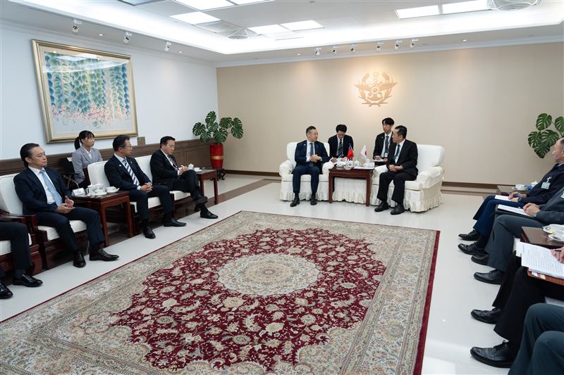 國防部長顧立雄24日接見日本前法務大臣鈴木馨祐眾議員訪團。（圖／國防部提供）