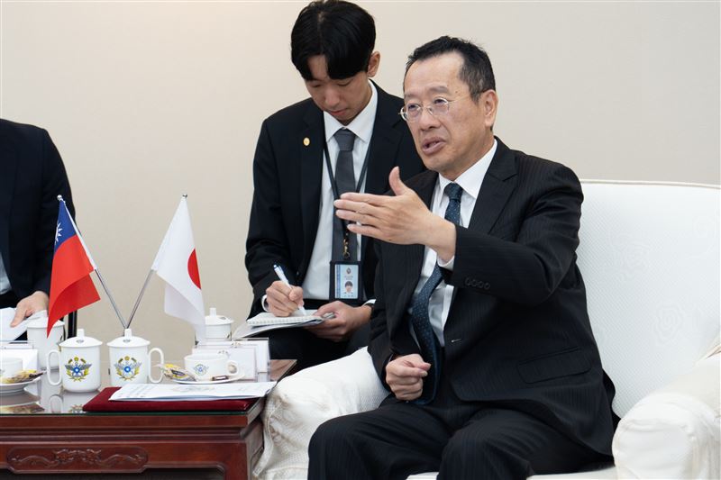 國防部長顧立雄感謝鈴木眾議員長期支持我國主權地位。（圖／國防部提供）