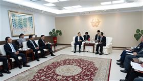 國防部長顧立雄24日接見日本前法務大臣鈴木馨祐眾議員訪團。（圖／國防部提供） 