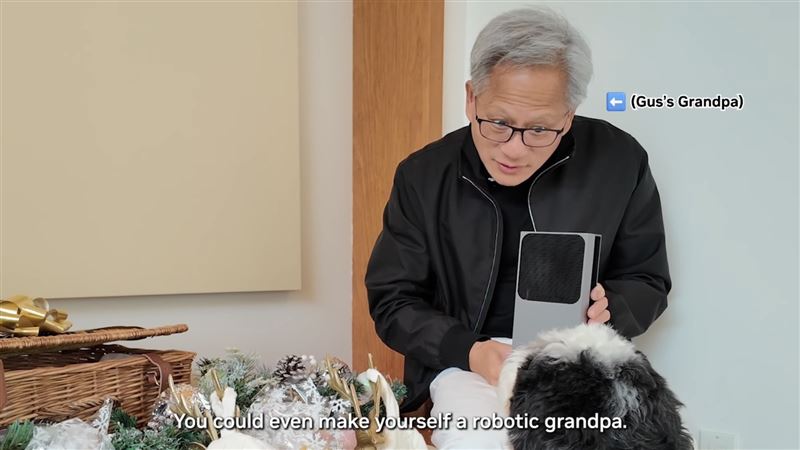 輝達感恩節期間就發出黃仁勳與三隻狗狗過節影片，黃仁勳在美國家中與三隻愛犬包括「Kuma」、「GUS」、「MOMO」，三隻禮物各有不同，從影片脈絡來看，「GUS」要叫黃仁勳爺爺。（圖／翻攝NVIDIA粉專）