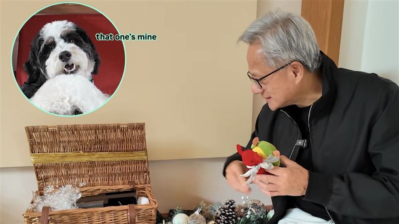 輝達感恩節期間就發出黃仁勳與三隻狗狗過節影片，黃仁勳在美國家中與三隻愛犬包括「Kuma」、「GUS」、「MOMO」，三隻禮物各有不同，從影片脈絡來看，「GUS」要叫黃仁勳爺爺。（圖／翻攝NVIDIA粉專）