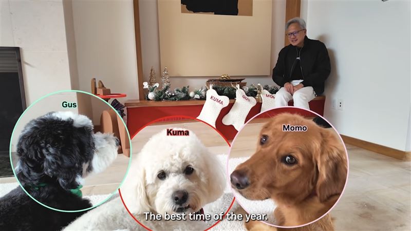 輝達感恩節期間就發出黃仁勳與三隻狗狗過節影片，黃仁勳在美國家中與三隻愛犬包括「Kuma」、「GUS」、「MOMO」，三隻各有不同禮物，從影片脈絡來看，「GUS」要叫黃仁勳爺爺。（圖／翻攝NVIDIA粉專）