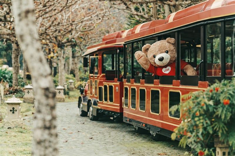 整座園區成為充滿互動感的「萌熊舞台」，讓旅人彷彿走進一座正在生活的熊熊村落。（圖／飯店旅宿業者提供）