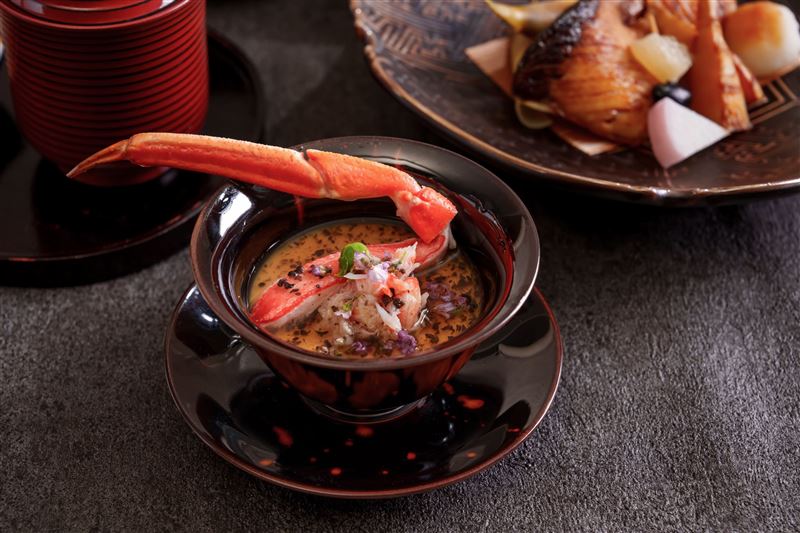 台北喜來登桃山冬季會席「日本北海道活松葉蟹、帆立貝茶碗蒸佐黑松露芡汁」。（圖／飯店旅宿業者提供）