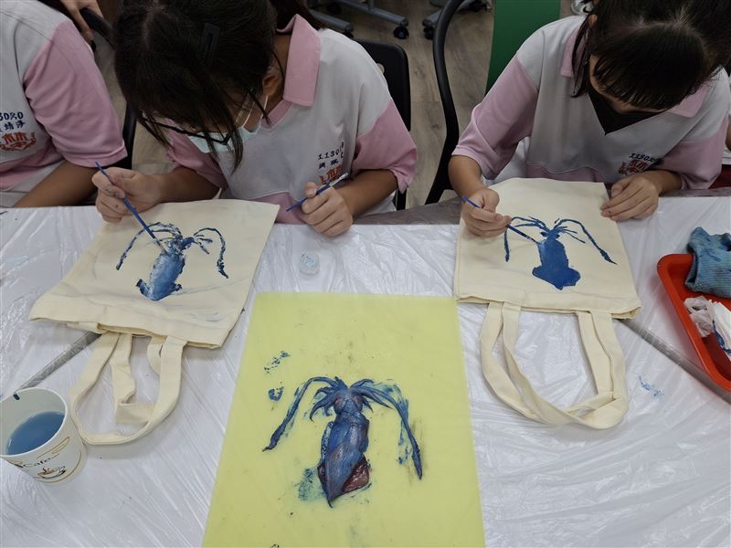新竹來登邀「社團法人台灣海洋環境教育推廣協會」由海洋故事導入教育課程，引導學童們繪圖創作。（圖／飯店旅宿業者提供）