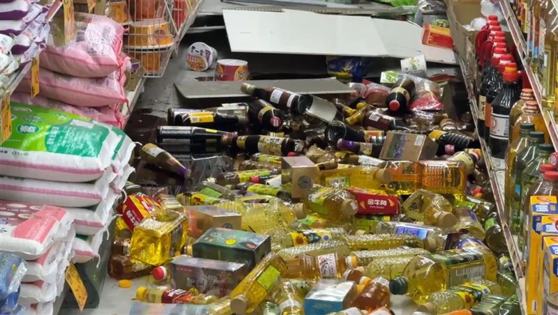貨架上的醬料瓶都墜地。（圖／記者王浩源攝影）