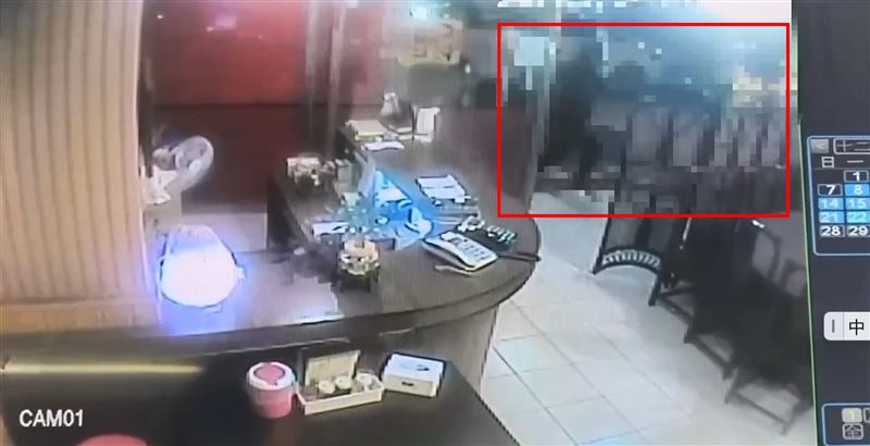 4名惡煞衝進麻辣火鍋店砍殺王男。（圖／翻攝畫面）