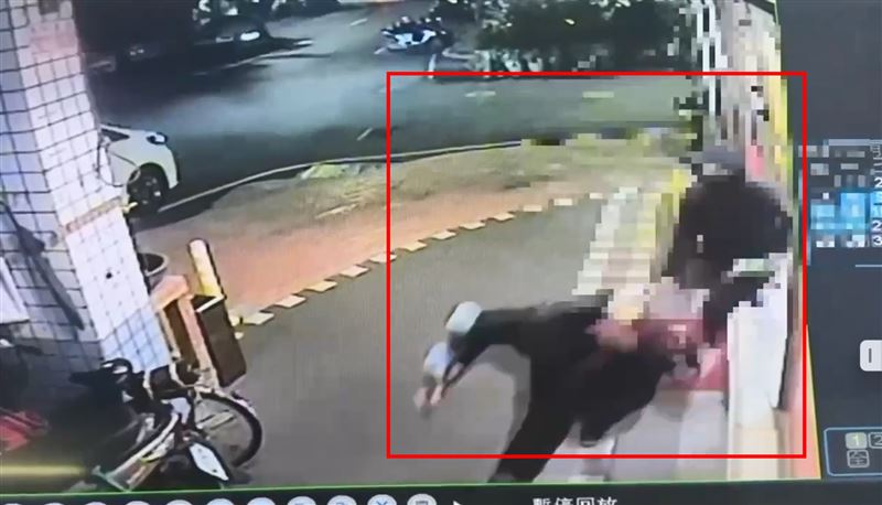 4名惡煞衝進麻辣火鍋店砍人後離開。（圖／翻攝畫面）