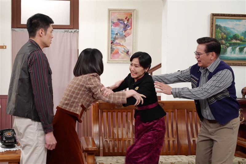 陳婉婷(右2)宛如賽亞人變身，怒氣值滿點。（圖／台視提供）