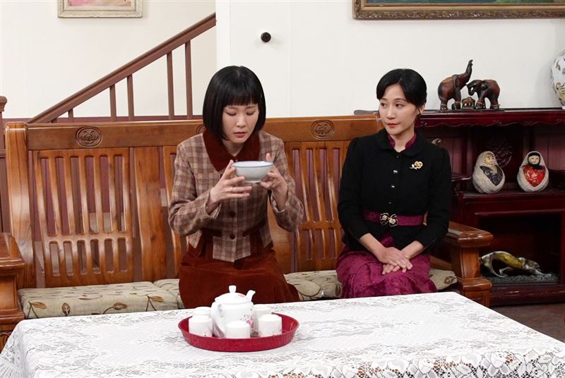 何宜珊(左)劇中被婆婆陳婉婷(右)逼喝生子藥。（圖／台視提供）