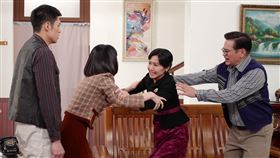 何宜珊(左)劇中被婆婆陳婉婷(右)逼喝生子藥。（圖／台視提供）