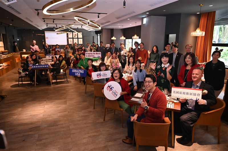 美國旅遊推展協會全體執行委員歡慶佳節。（圖／美國旅遊推展協會提供）