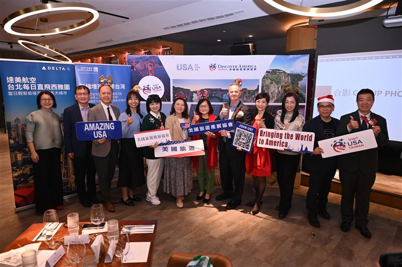 美國旅遊推展協會全體執行委員歡慶佳節。（圖／美國旅遊推展協會提供）