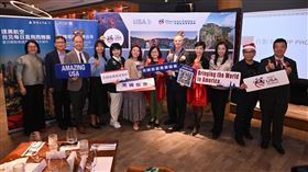 美國旅遊推展協會全體執行委員歡慶佳節。（圖／美國旅遊推展協會提供）