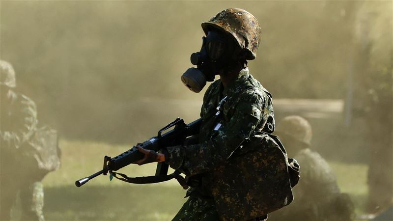 未來旅客若無正當理由佩戴防毒面具、過濾式呼吸器、頭盔、面罩、面具等裝扮，或穿著具有恐攻、武裝樣態、足以引發公共安全疑慮的服裝，經站務人員勸導仍未改善，將依規定一律拒絕運送（示意圖／資料照）