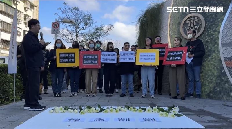 近30位社工今日集結在衛福部前，手持白玫瑰和百合悼念剴剴。（圖／記者簡浩正攝影）