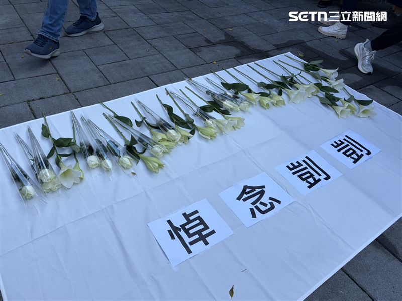 社工手持白玫瑰和百合悼念剴剴。（圖／記者簡浩正攝影）
