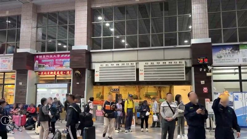 今傍晚17時47分發生芮氏規模6.1地震，受到地震影響，南迴暫時停駛，造成台東車站都是等候的人潮。（圖／記者王浩原攝影）
