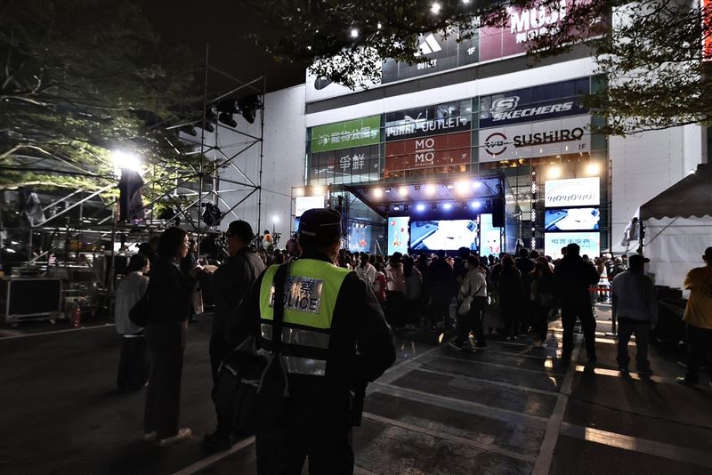 「HOHOHO! 唱響平安夜」加派人力維護現場秩序。（圖／記者鄭孟晃攝影）