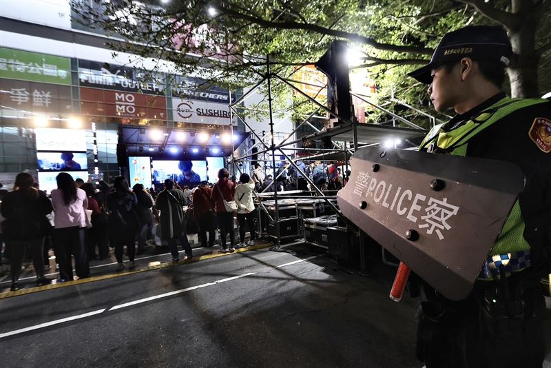 「HOHOHO! 唱響平安夜」加派人力維護現場秩序。（圖／記者鄭孟晃攝影）