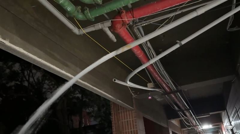 今（24）日晚間17時47分台東縣卑南鄉發生芮氏規模6.1地震，台東體中校舍水管破裂，目前學生都平安，但是不敢再進入建築物。(圖／翻攝畫面）