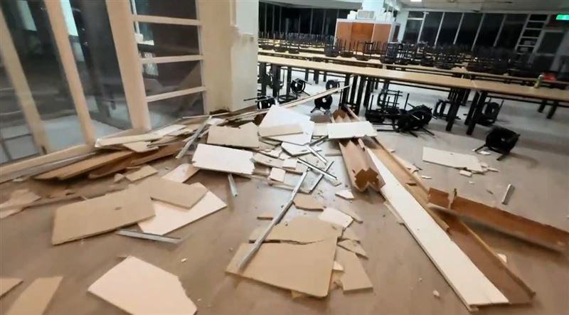 台東體中校舍的天花板掉落，其中現代五項隊四樓擊劍館受損最為嚴重。（圖／翻攝畫面）