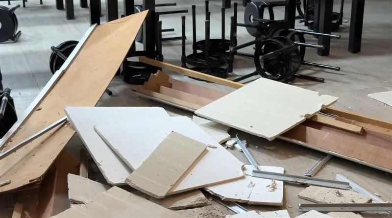 台東體中校舍受地震影響，造成嚴重損壞，出現天花板掉落、水管破裂等情況。（圖／翻攝畫面）