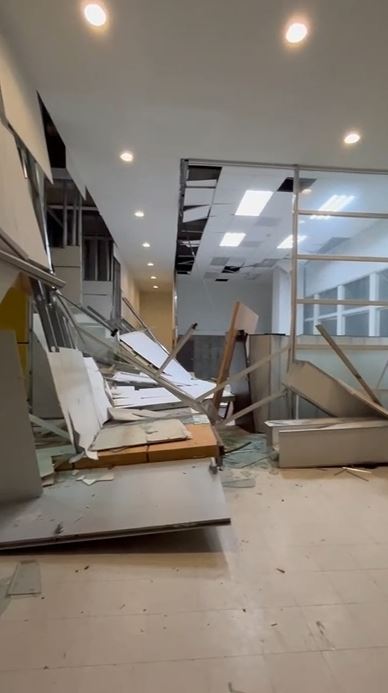 台東體中校舍受地震影響，造成嚴重損壞，出現天花板掉落、水管破裂等情況。（圖／翻攝畫面）